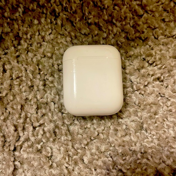 2nd generation AirPods case - Picture 1 of 4
